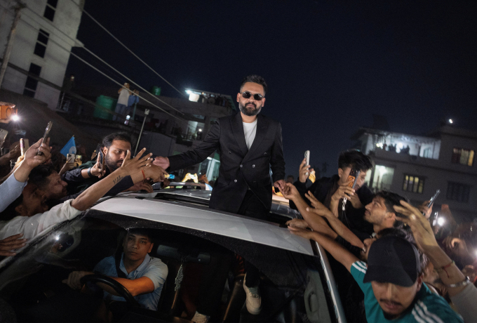 Chính trị gia Balendra Shah ăn mừng cùng người ủng hộ ở Jhapa, Nepal, ngày 7/3. Ảnh: Reuters