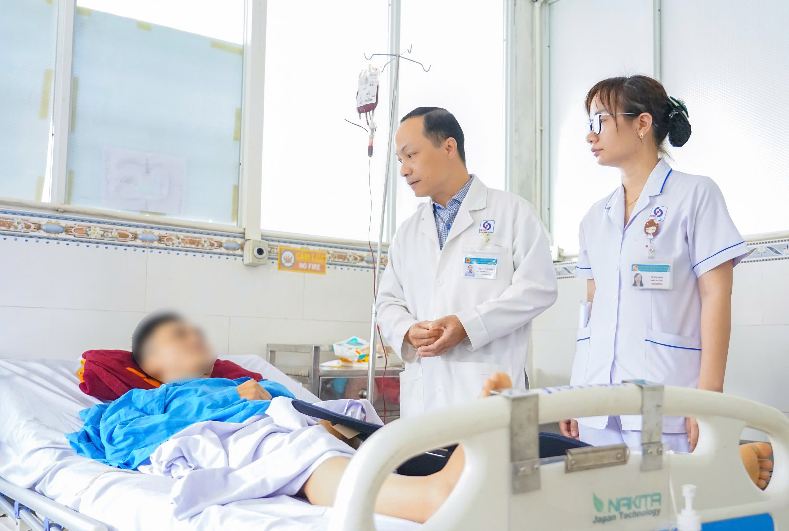 Cứu sống một thanh niên chạy xe ôm công nghệ bị đa chấn thương nặng - Ảnh 1.