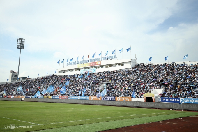 Cổ động viên xếp hàng vào sân Thiên Trường, Nam Định để theo dõi trận Nam Định tiếp Hà Tĩnh ở vòng 26 V-League 2024-2025 và nhận chức vô địch, ngày 22/6/2025. Ảnh: Hiếu Lương