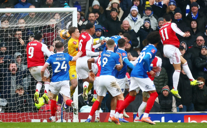 Gabriel Martinelli ghi bàn từ quả phạt góc trong trận Arsenal thắng Portsmouth 4-1 ở vòng ba Cup FA ngày 11/1/2026. Ảnh: Shutterstock
