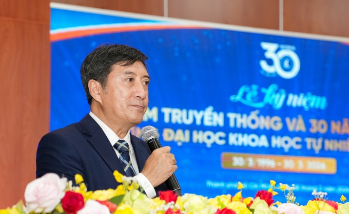 PGS.TS Trần Lê Quan, Hiệu trưởng, điểm lại những thành quả của trường Đại học Khoa học Tự nhiên, chiều 28/3. Ảnh: Thanh Tú