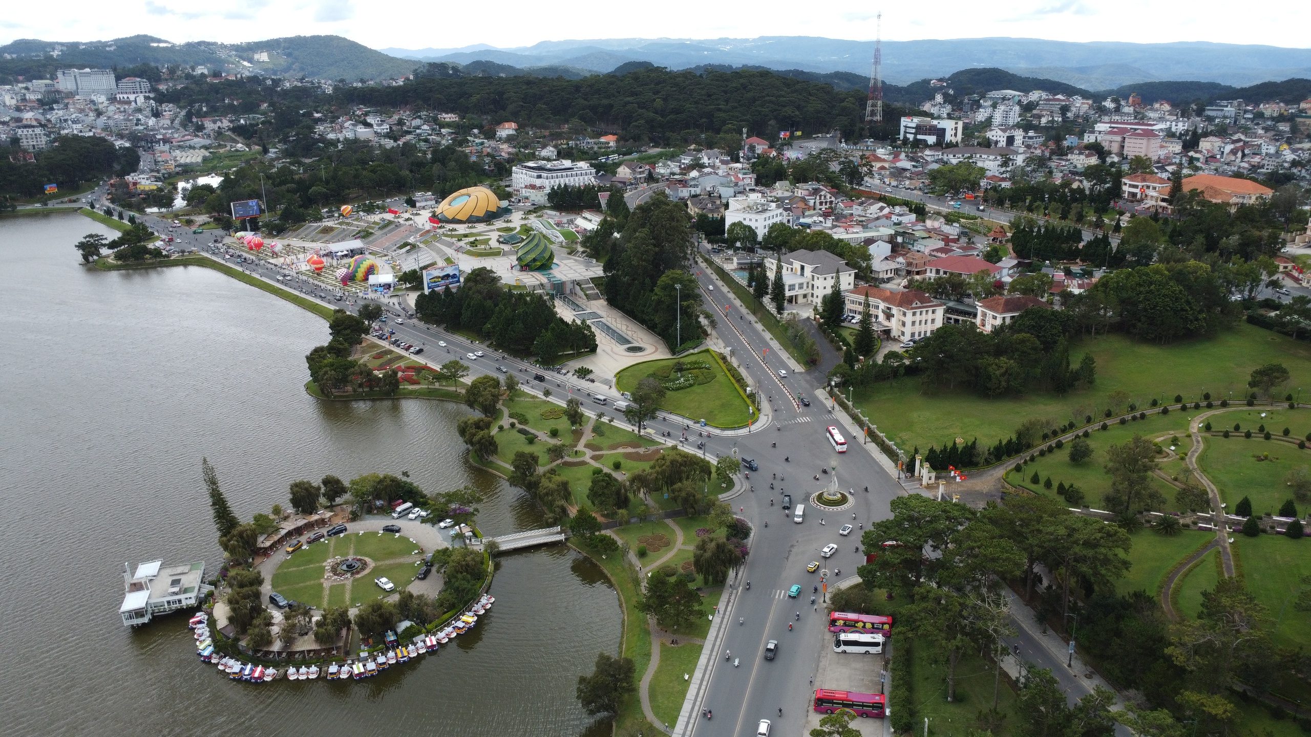 Đà Lạt phân luồng giao thông trung tâm, mở thêm nhiều bãi đậu xe 1 Phân luồng trung tâm Đà Lạt, bổ sung nhiều bãi đậu xe - Ảnh 1.