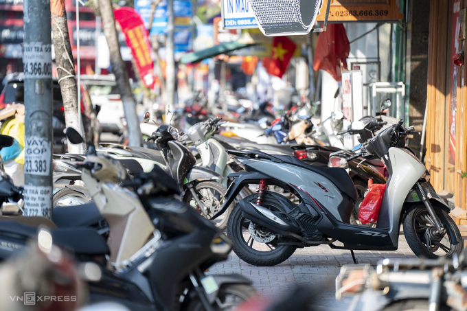 Vỉa hè đường Lê Duẩn - tuyến phố chuyên doanh nằm ở trung tâm thành phố, thường xuyên bị lấn chiếm để buôn bán, xe máy chắn hết lối đi. Ảnh: Nguyễn Đông