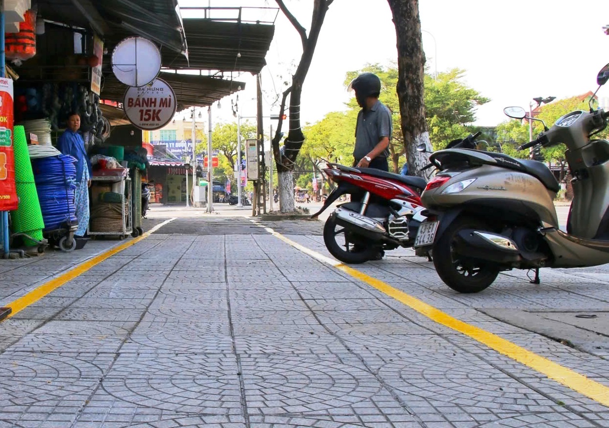 Đà Nẵng: Để lấn chiếm vỉa hè kéo dài, chủ tịch phường, xã phải chịu trách nhiệm- Ảnh 1.