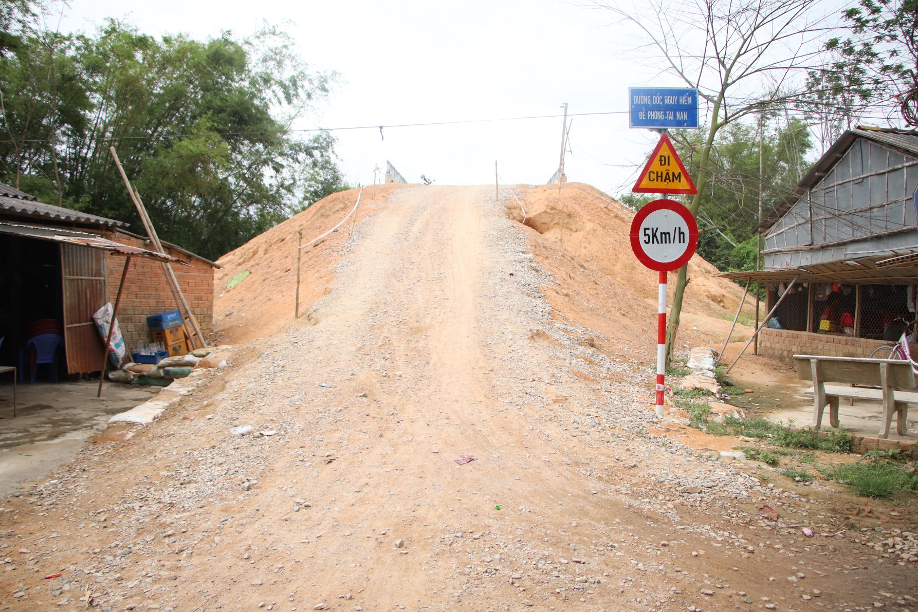 Đà Nẵng nói rõ tiến độ loạt cây cầu xây xong thiếu đường dẫn - Ảnh 1.