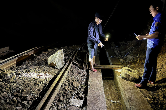 Đá tiếp tục rơi xuống đường sắt đoạn qua đèo Hải Vân. Ảnh: Ngành đường sắt cung cấp