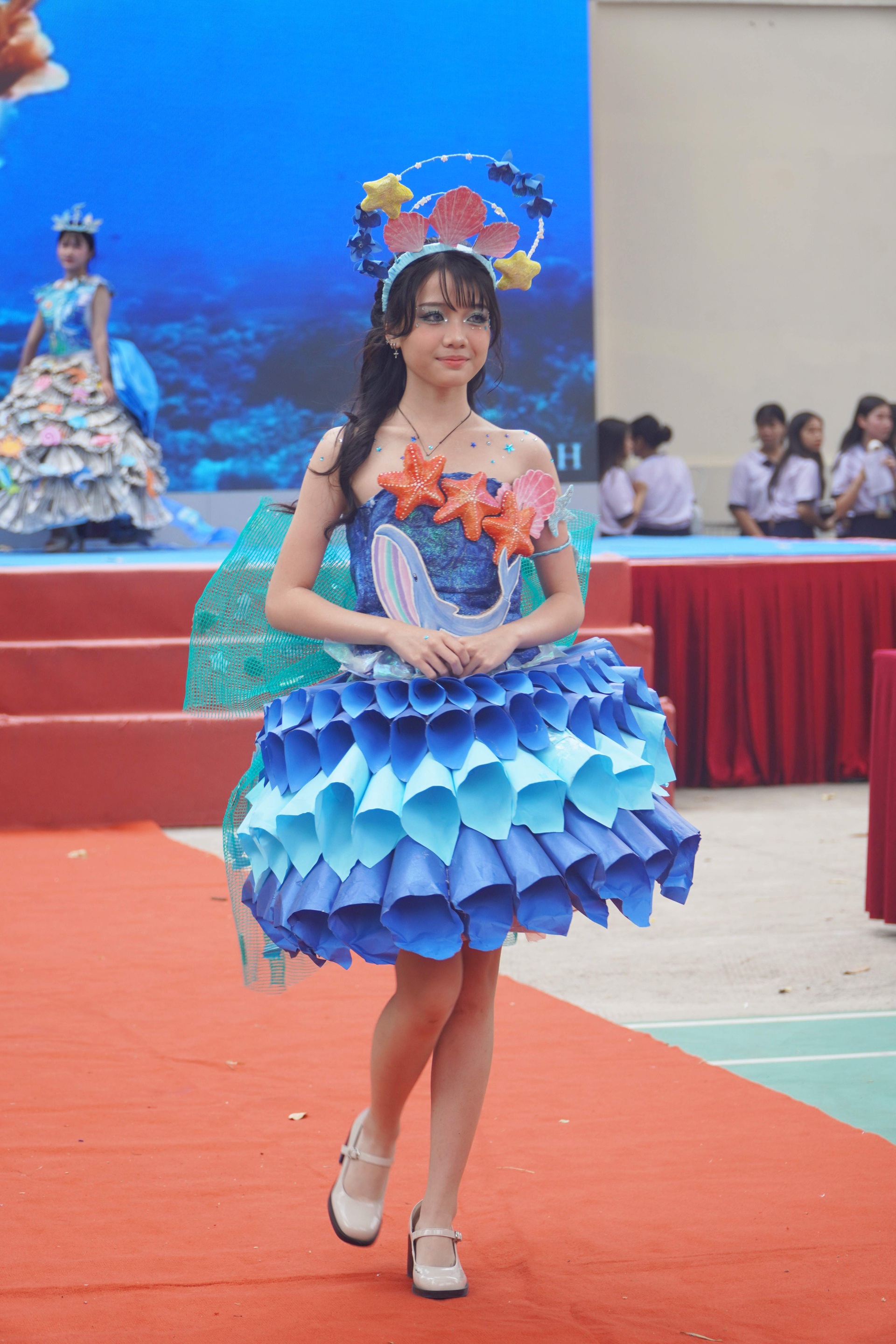 “Đã mắt” với sàn diễn thời trang giấy và rap về biển đảo của học sinh - 1