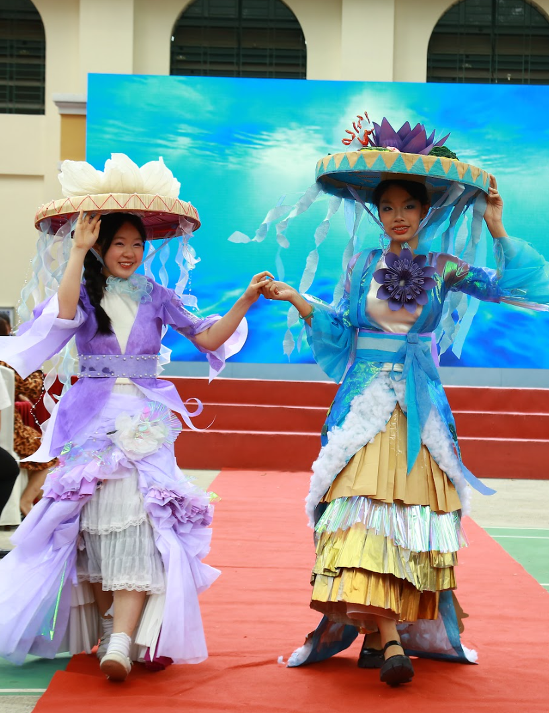 “Đã mắt” với sàn diễn thời trang giấy và rap về biển đảo của học sinh - 4