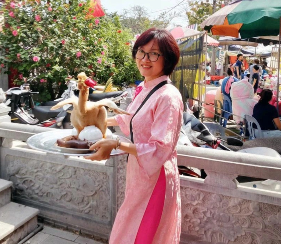 Đặc sản gà luộc lạ mắt làm 12 tiếng ở Bắc Ninh, đứng xòe cánh như còn sống - 1