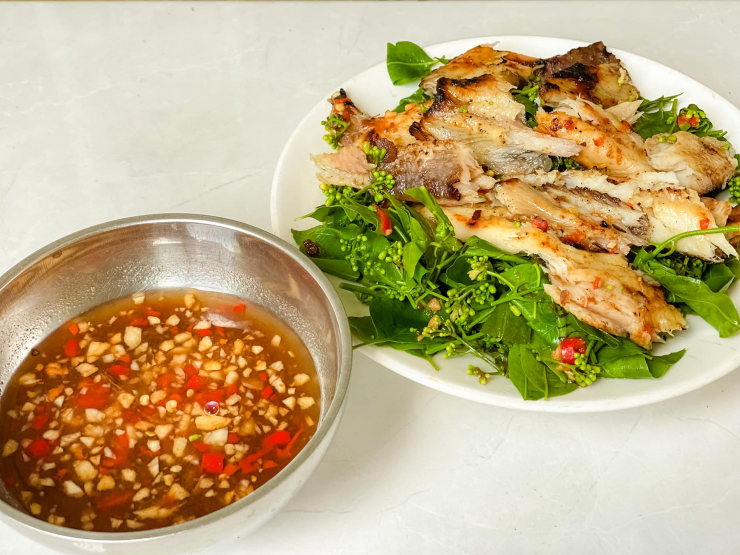 Nước sốt làm từ mắm nhĩ và cốt me giúp món gỏi sầu đâu của người An Giang ngon và mang hương vị đặc trưng. Ảnh: Dương Việt Anh