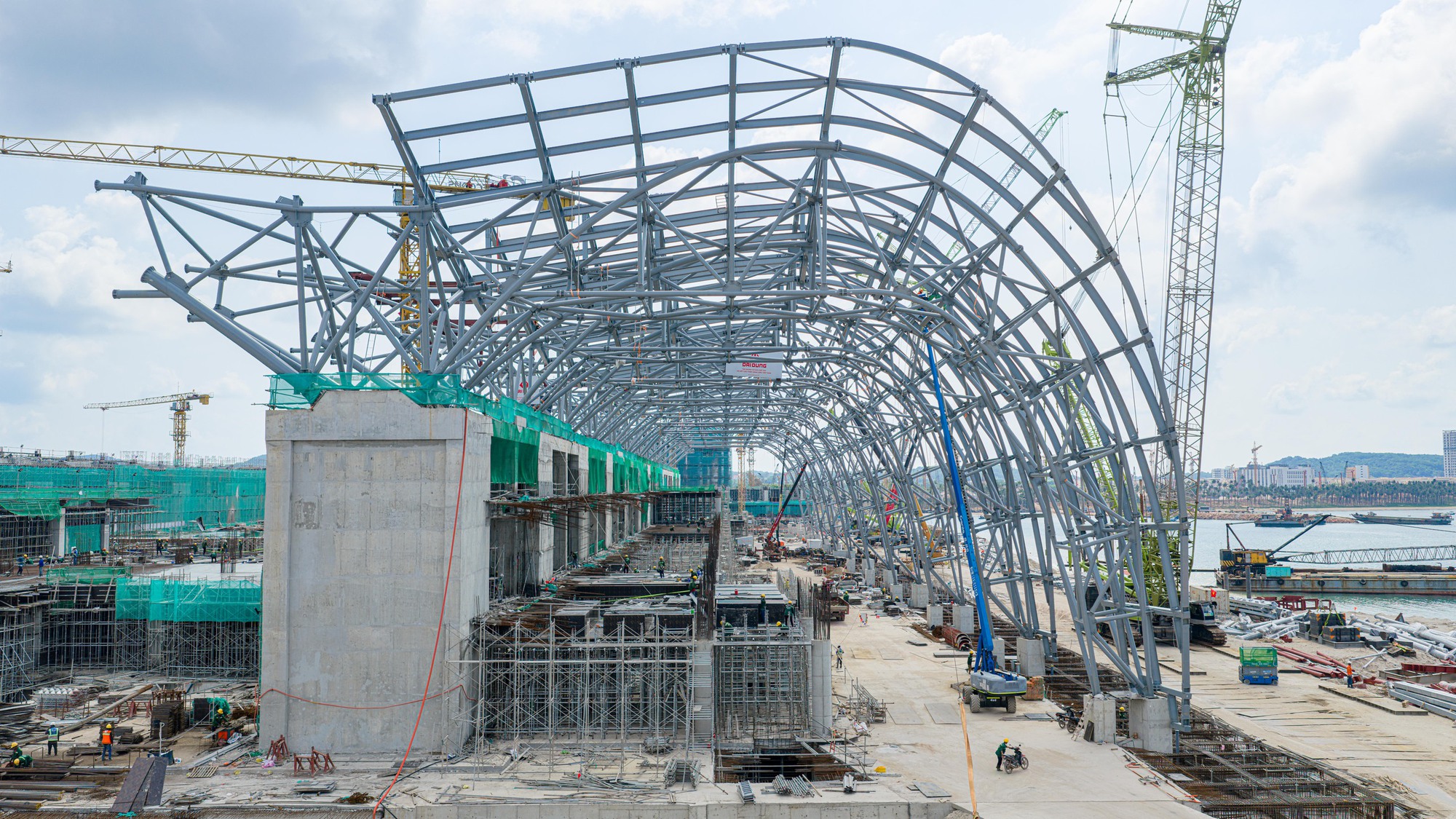 Đại công trường phục vụ APEC 2027 vẫn 'vừa chạy vừa chờ'- Ảnh 1.