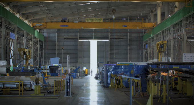 Bên trong nhà máy sản xuất thiết bị lò hơi thu hồi nhiệt phục vụ nhà máy điện toàn cầu của GE Vernova tại Dung Quất. Ảnh: GE Vernova