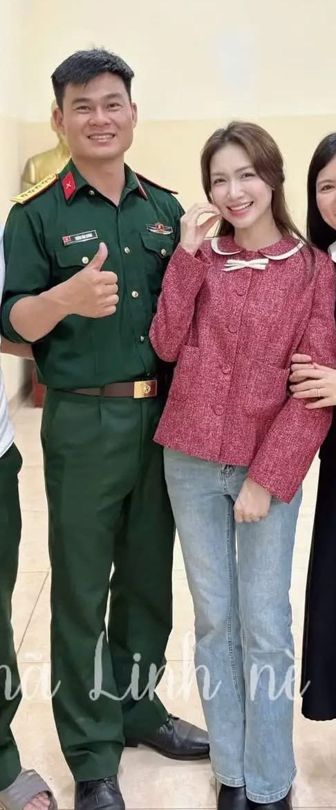 Đại uý Thăng Văn Cương đưa Hoà Minzy đi ra mắt bạn bè, còn ôm eo tình tứ quá đây này!- Ảnh 1.