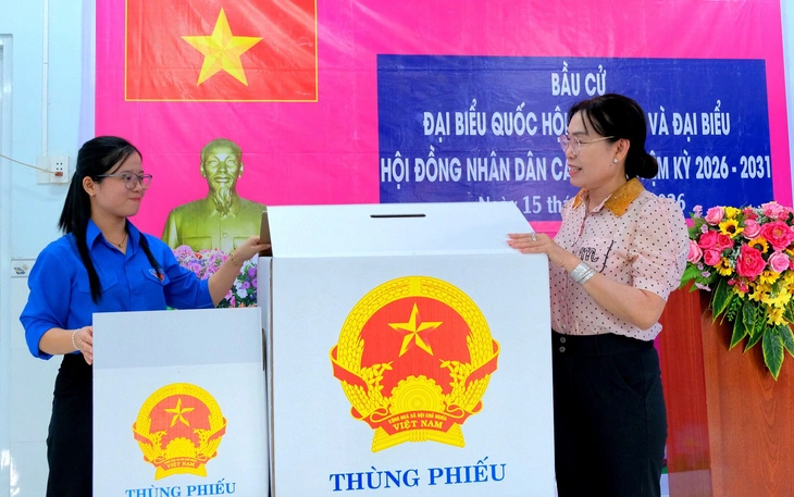 Đắk Lắk đồng loạt tổ chức 11 điểm bầu cử sớm của lực lượng vũ trang - Ảnh 12.