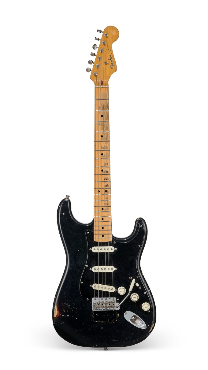 Thân đàn Black Strat có nhiều vết xước và lớp sơn bị bong tróc do nó là cây đàn yêu thích của David Gilmour. Ảnh: Christies