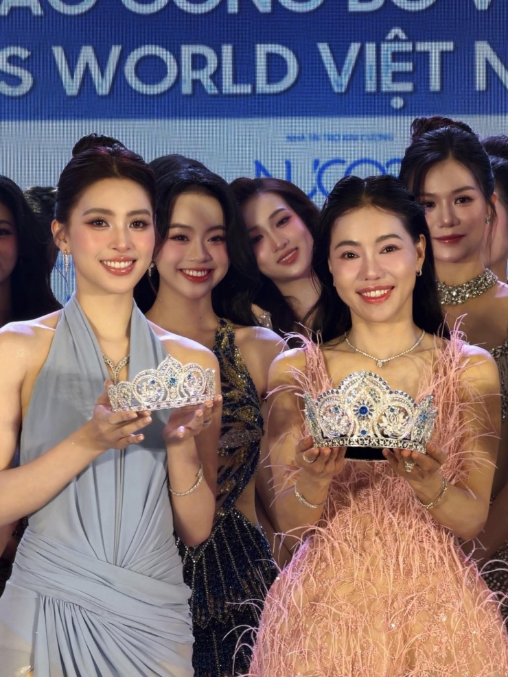 Tại sự kiện, hoa hậu Trần Tiểu Vy thu hút chú ý khi xuất hiện với vai trò giám khảo, diện đầm xanh - tông màu chủ đạo của cuộc thi. Dù đang bận rộn quảng bá dự án điện ảnh 'Ốc mượn hồn', cô vẫn có mặt ủng hộ các thí sinh.