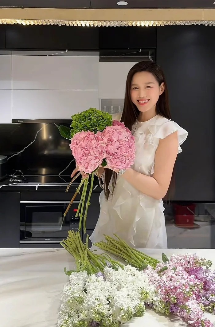 Dân mạng thắc mắc dâu hào môn phải biết cắm hoa, Hoa hậu Đỗ Hà bày tỏ quan điểm bất ngờ