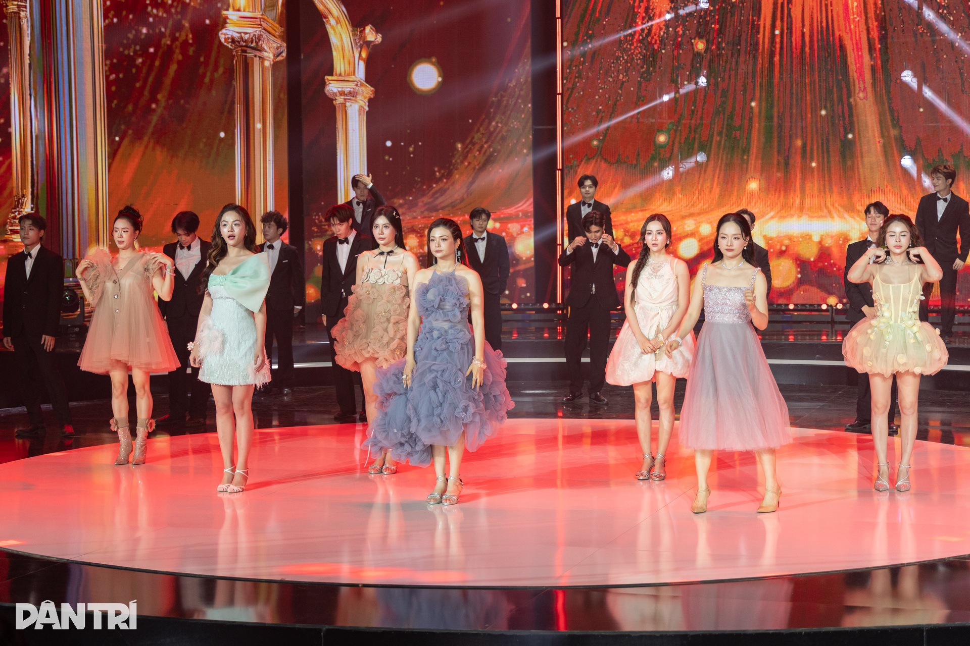 Dàn nữ diễn viên gợi cảm bậc nhất của VTV khoe sắc - 1