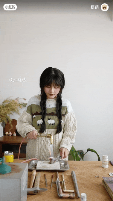 Tới mức này: Dân tình mua vàng về nhà tự nung chảy làm trang sức luôn rồi!- Ảnh 1.