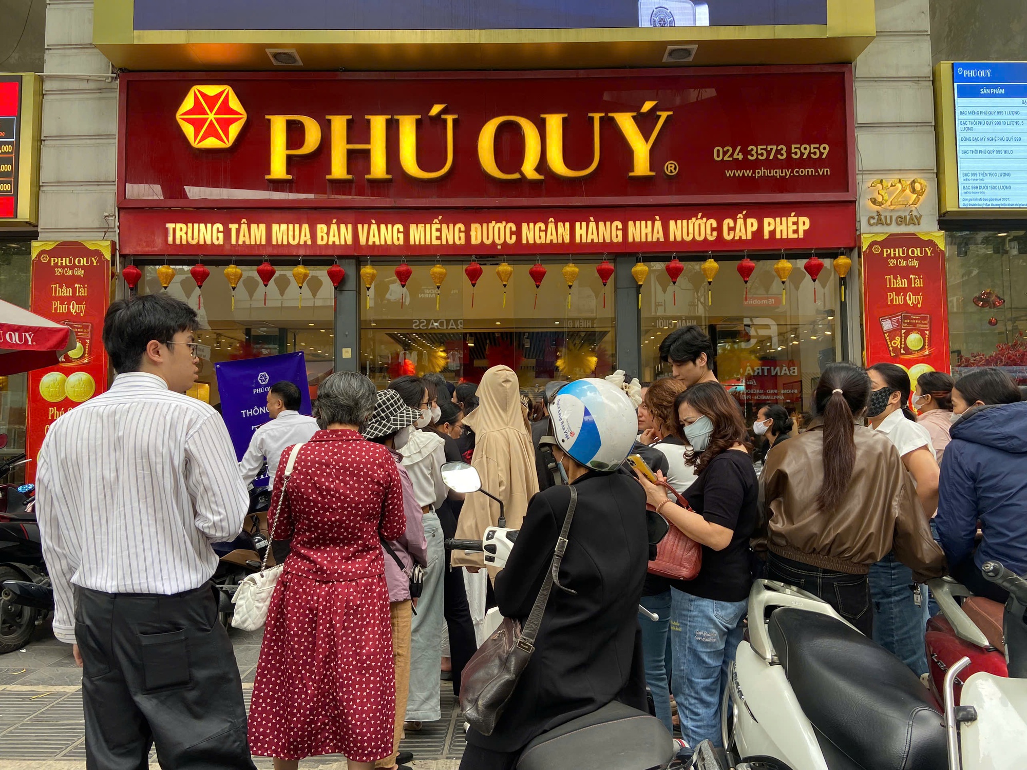 Giá vàng giảm 2 hôm liên tiếp: Dân văn phòng đi mua vàng từ 5h sáng, người “cầm giấy hẹn đi lấy vàng” mặt buồn thiu- Ảnh 1.