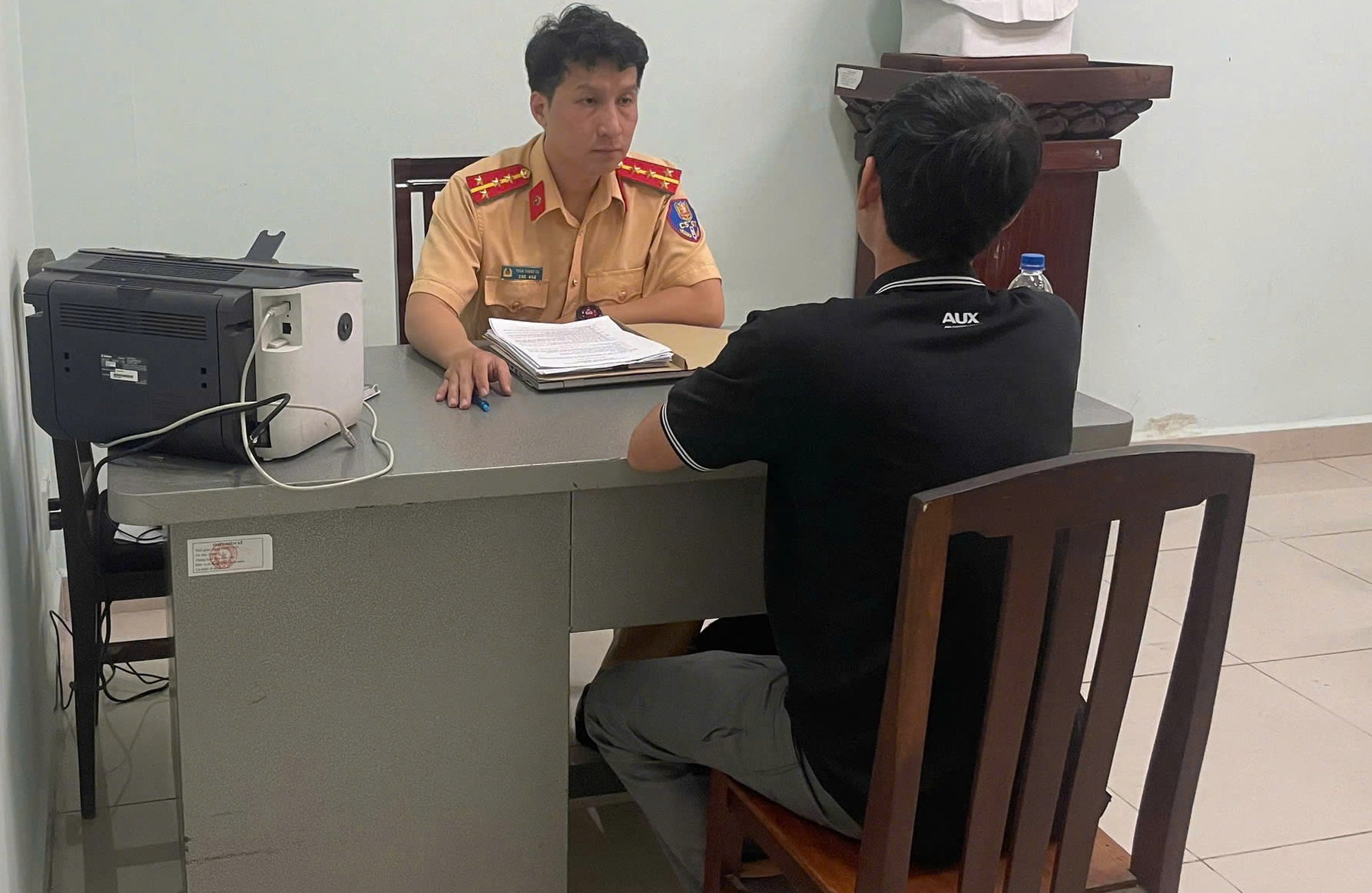 Đăng clip có cảnh sát giao thông kèm nội dung ‘cướp mất xe’, một người bị phạt 15 triệu đồng - Ảnh 1.