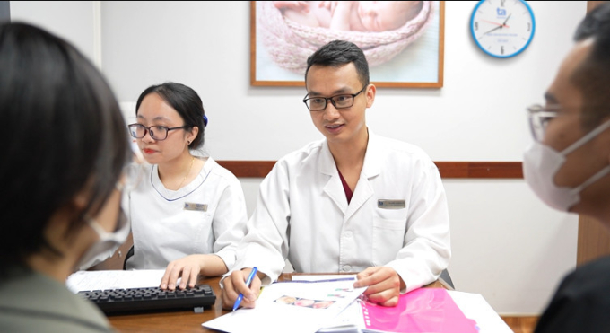 Bác sĩ Lê Quang Đô đang tư vấn cho một cặp đôi. Ảnh: IVF Tâm Anh