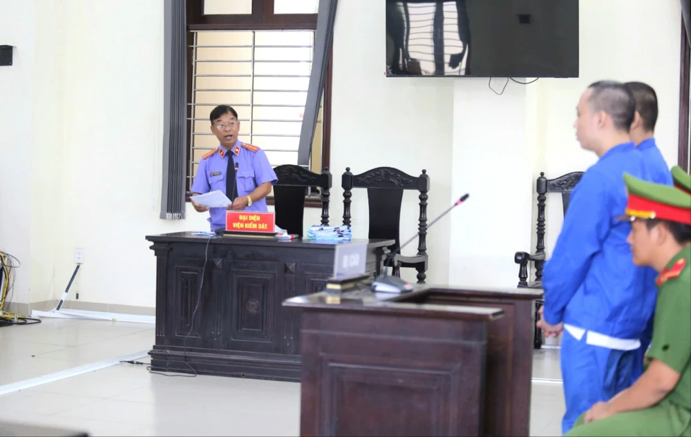Đại diện VKS đọc cáo trạng truy tố các bị cáo tại phiên tòa. Ảnh: HUỲNH DU Hơn 2 triệu USD.jpg
