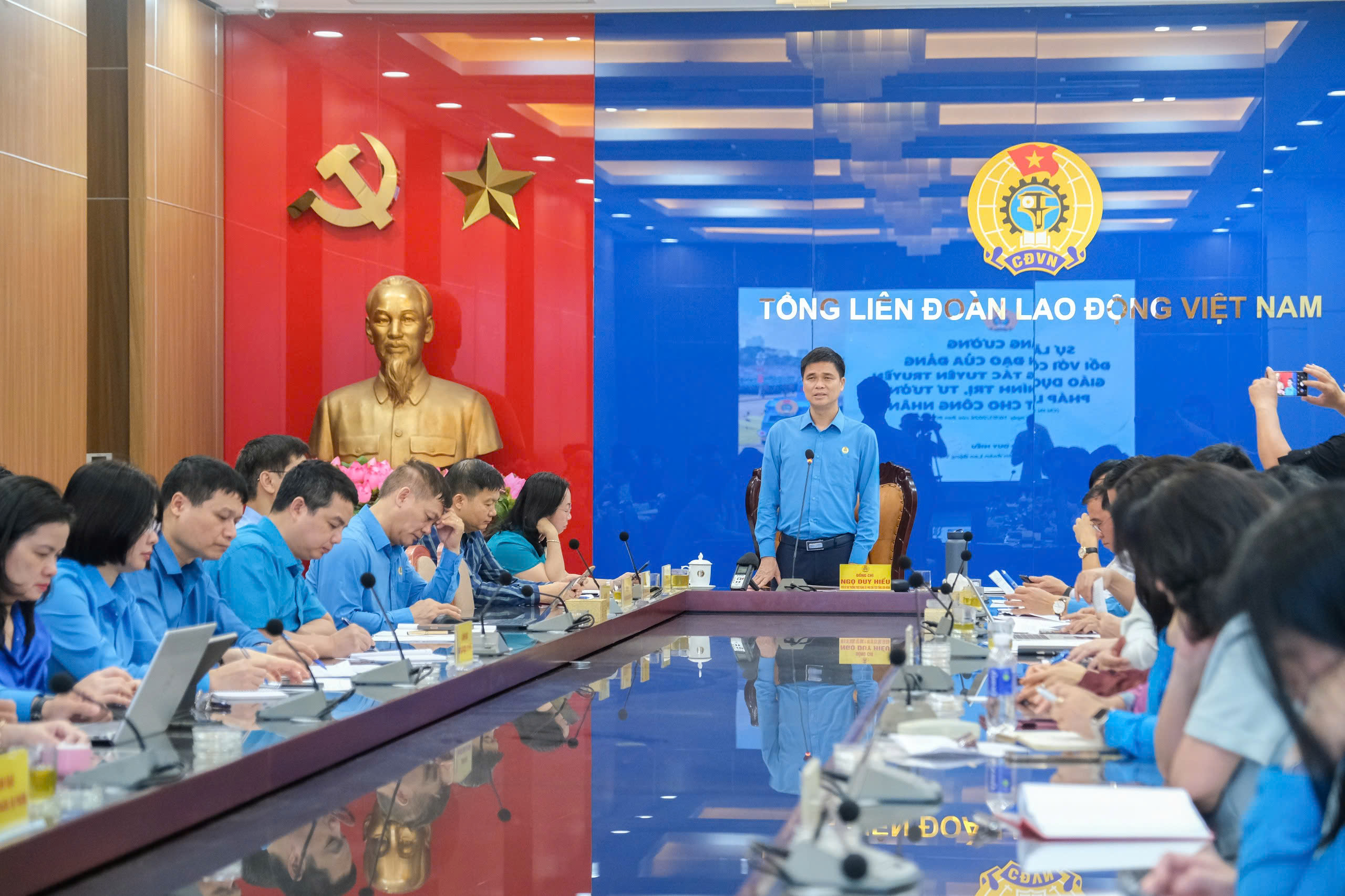 Dành '8 giờ làm có lương' cho công nhân đi học chính trị, pháp luật - Ảnh 3. Dành '8 giờ làm có lương' cho công nhân đi học chính trị, pháp luật - Ảnh 3.