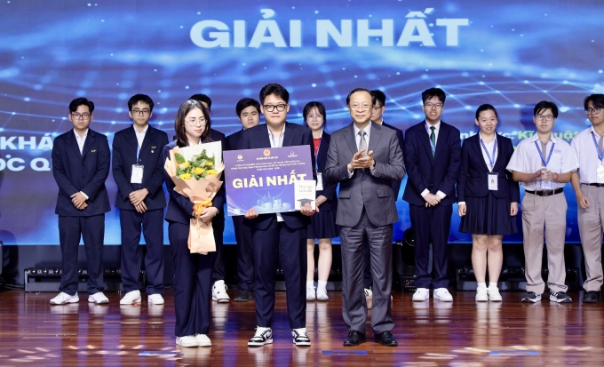 Học sinh được trao giải nhất cuộc thi Khoa học kỹ thuật quốc gia, chiều 22/3. Ảnh: Ban tổ chức