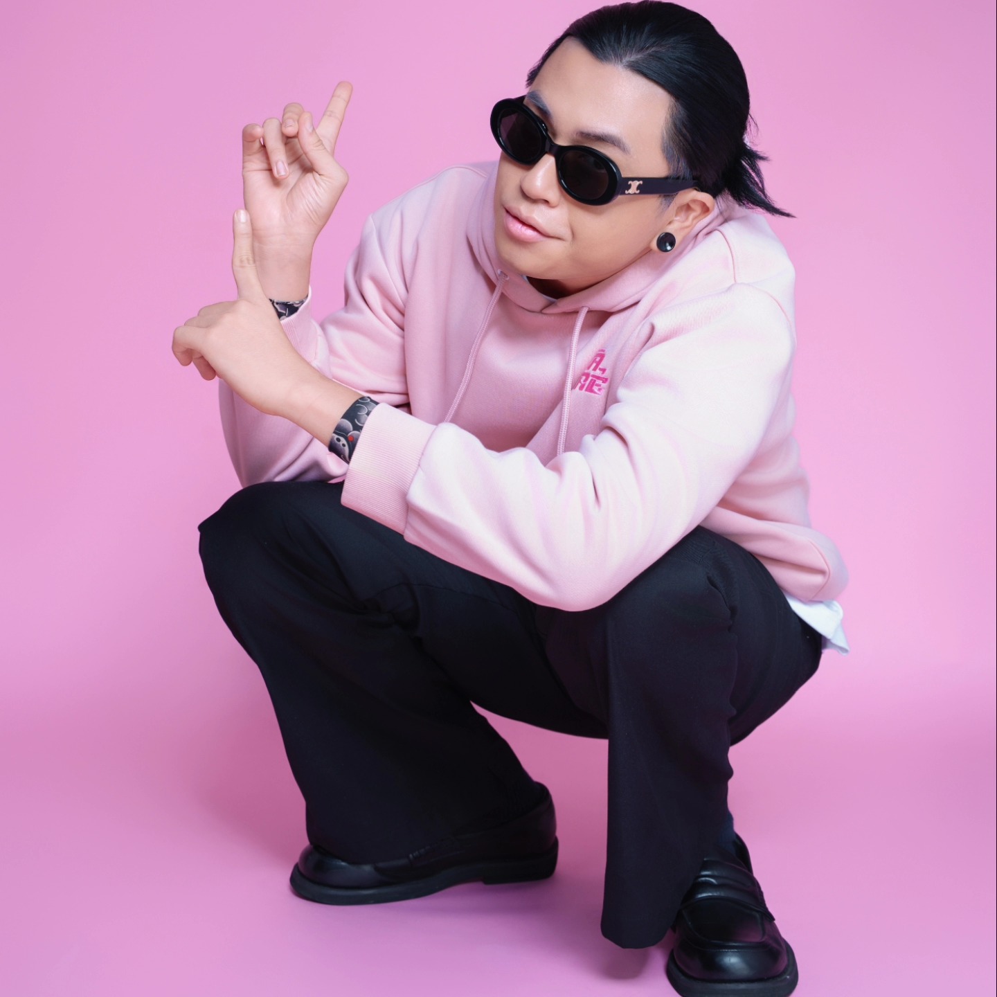 Đạo diễn MV của Jun Phạm lên tiếng trước yếu tố 18+, nói 1 chữ khiến MXH nổi giận- Ảnh 1.