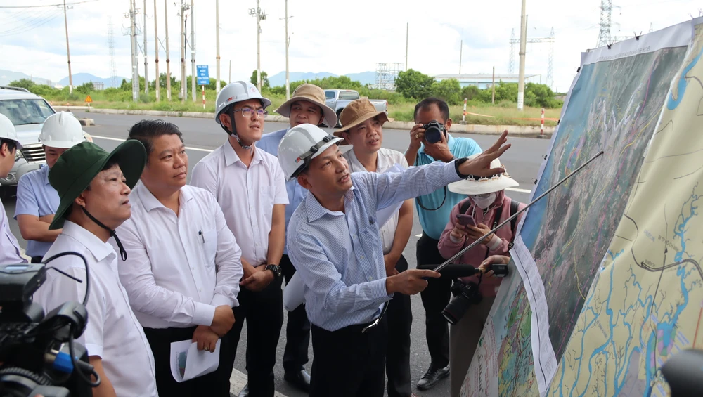 Ủy viên Trung ương Đảng, Chủ tịch HĐND TP.HCM Võ Văn Minh (bìa trái) cùng Ban Kinh tế - Ngân sách đi khảo sát thực tế, nghe báo cáo tiến độ đầu tư xây dựng, tiến độ giải ngân các dự án, công trình giao thông kết nối trọng điểm tại khu vực Bà Rịa-Vũng Tàu cũ vào tháng 10-2025. Ảnh: KN P2+3-chinh-dau-an-nhiem-ky-hdnd.jpg