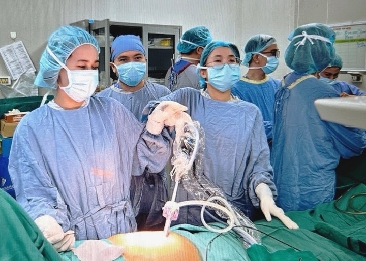 Ê-kíp cắt u bàng quang qua nội soi ngược dòng và phẫu thuật cắt khối tá tụy cho người bệnh.