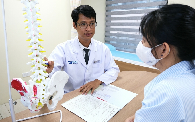 Bác sĩ Duận giải thích tình trạng chức năng cột sống cho người bệnh. Ảnh: Bệnh viện Đa khoa Tâm Anh