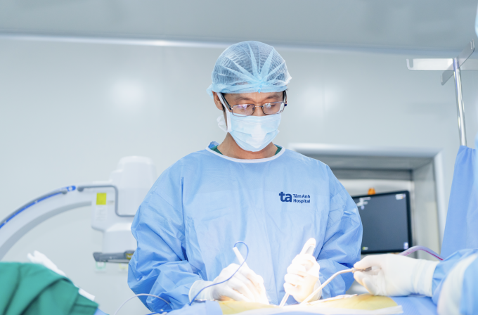 Bác sĩ Duận trong một ca phẫu thuật điều trị bệnh lý cột sống. Ảnh: Bệnh viện Đa khoa Tâm Anh