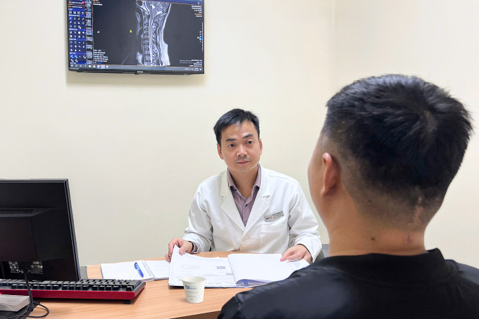 Bác sĩ Duy tư vấn cho cho anh Huy.Ảnh: Bệnh viện Đa khoa Tâm Anh