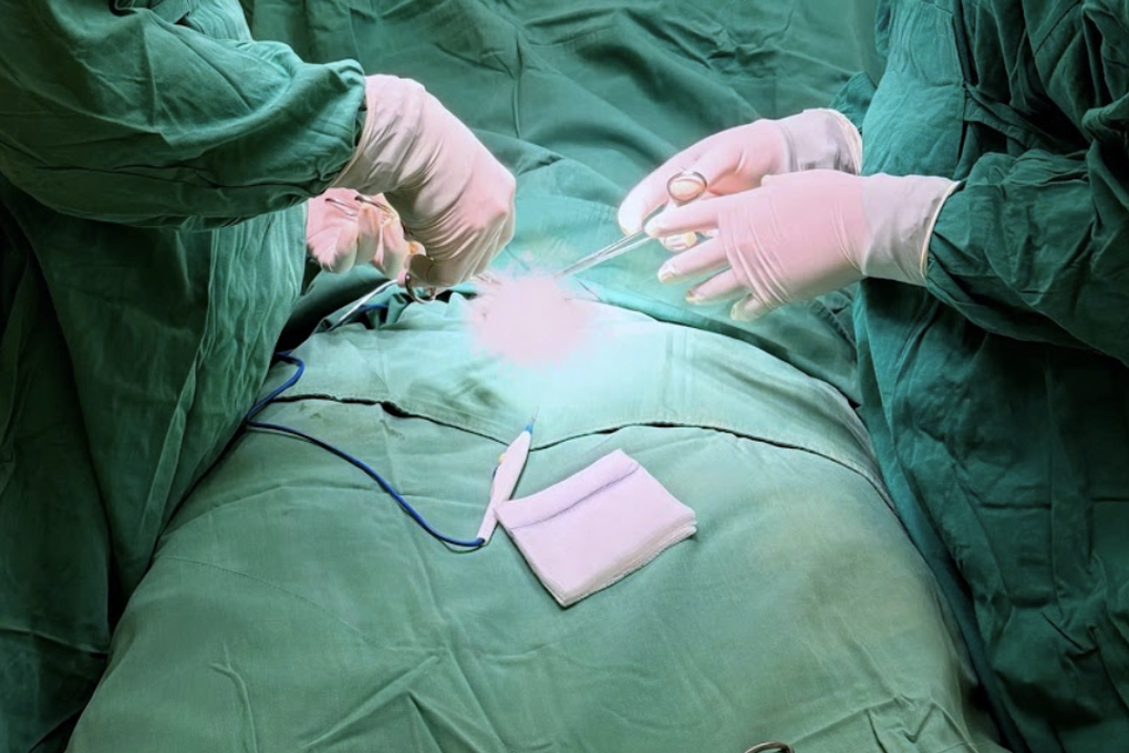 Đau tinh hoàn cả năm, người đàn ông bất ngờ khi mắc bệnh hiếm - 1