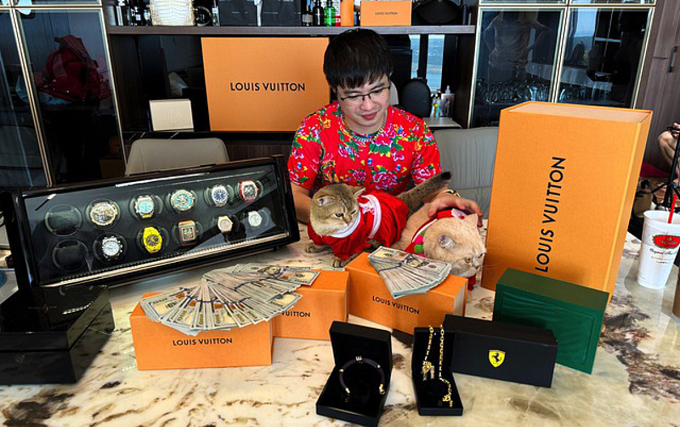 Mr Pips luôn khoe cuộc sống giàu sang trên mạng. Ảnh: FBNV