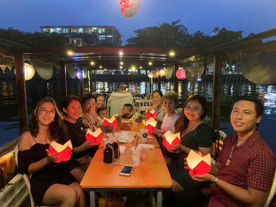 Du khách trải nghiệm tuyến du lịch trên kênh Nhiêu Lộc - Thị Nghè. Ảnh: THU TRINH. nhom-khach-du-lich-noi-dia-trai-nghiem-kenh-nhieu-loc-tai-thoi-diem-dich-benh-covid-19-chua-xay-ra-saigon-boat-cung-cap-4101-9146.jpg