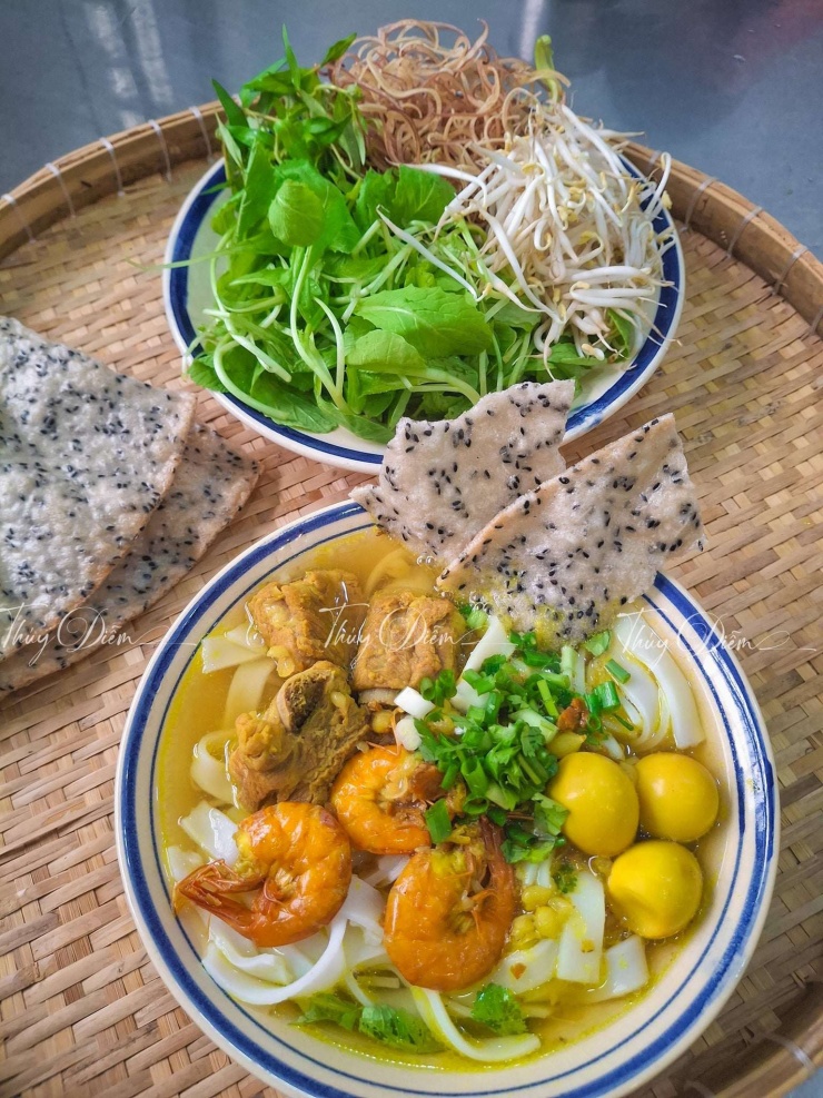 Mì Quảng tôm, sườn, trứng