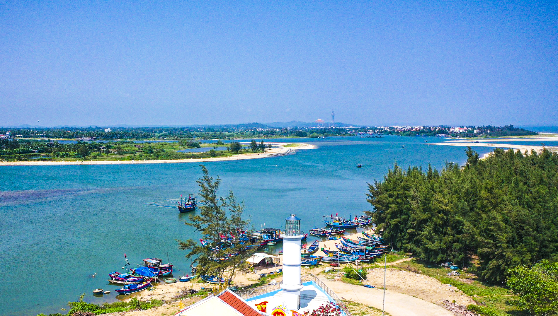 Đề xuất 950 tỉ đồng xây đê chắn cát, nạo vét luồng lạch tại Cửa Lở - Ảnh 1.