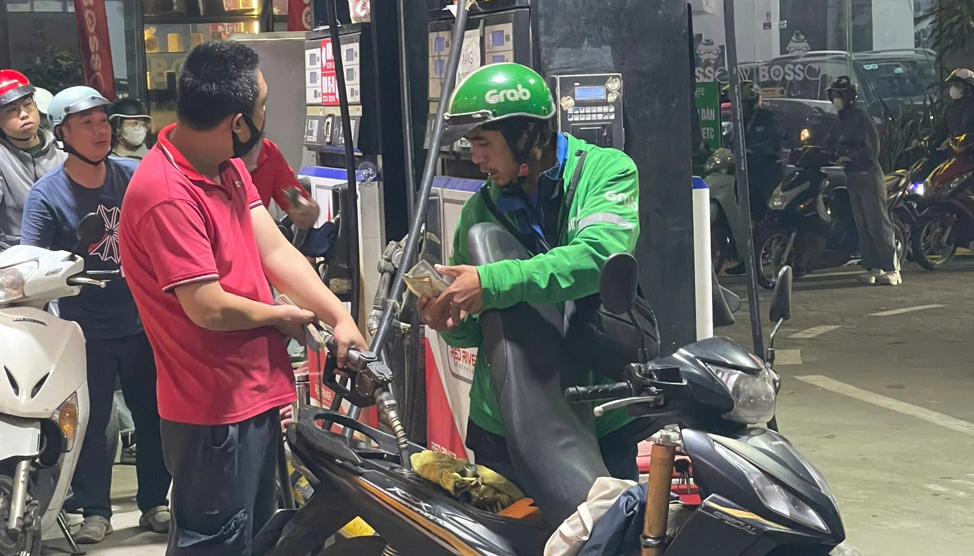 Đề xuất chi Quỹ Bình ổn để 'hạ nhiệt' giá xăng dầu- Ảnh 1.