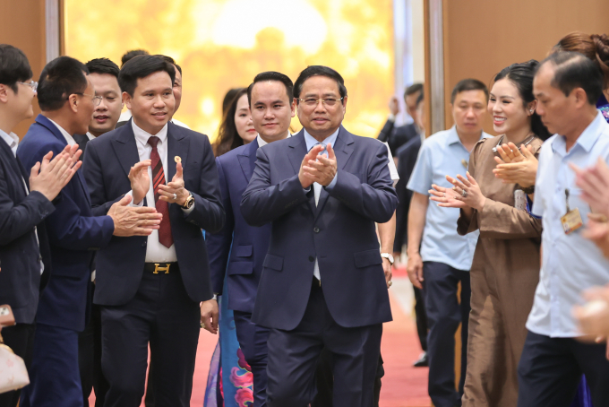 Thủ tướng Phạm Minh Chính cùng các doanh nhân dự hội nghị, ngày 27/3. Ảnh: VGP