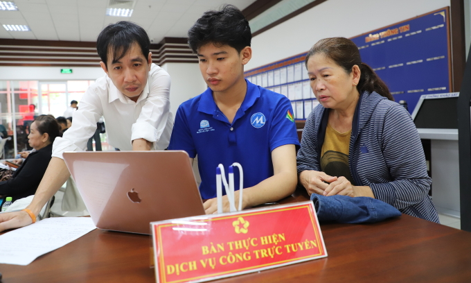 Cán bộ Trung tâm phục vụ hành chính công phường Phú Nhuận, TP HCM, đang hỗ trợ người dân nhập thông tin lên Cổng dịch vụ công quốc gia, ngày tháng 7/2025. Ảnh: Lê Tuyết