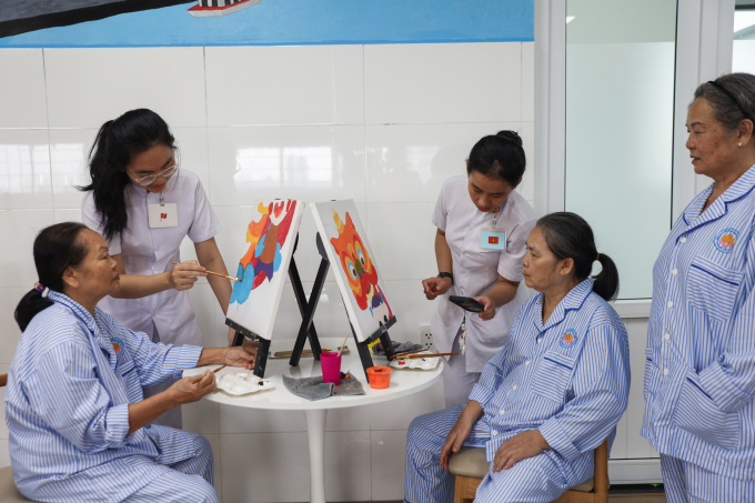 Người cao tuổi tham gia dịch vụ dưỡng lão bán trú tại Bệnh viện Phục hồi chức năng - Điều trị bệnh nghề nghiệp TP HCM. Ảnh: Quỳnh Trần