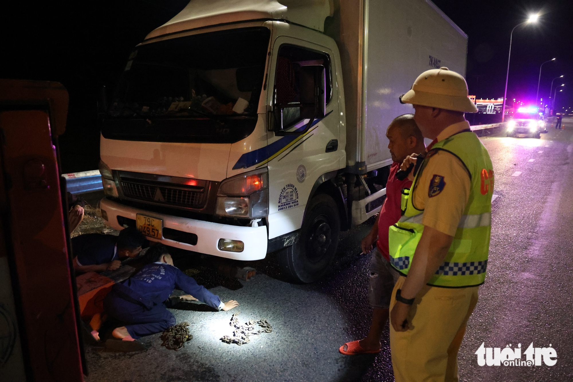 Đêm trắng của cảnh sát trên cao tốc 460km: Ngăn tài xế dừng sai, ngủ trên làn khẩn cấp 1 Đêm trắng của cảnh sát trên cao tốc 460km: Ngăn tài xế dừng sai, ngủ trên làn khẩn cấp - Ảnh 1.