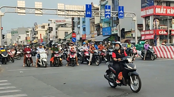 Đèn đỏ chưa kịp chuyển xanh mà cứ bấm còi inh ỏi như tra tấn, đi nhanh vài giây để làm gì? - Ảnh 1.