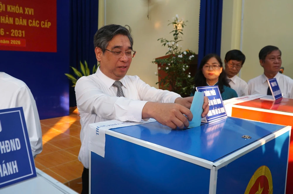 Ông Nguyễn Phước Lộc, Ủy viên Trung ương Đảng, Phó Bí thư Thành ủy, Chủ tịch Ủy ban MTTQ Việt Nam TP.HCM, bỏ phiếu bầu cử tại khu vực bỏ phiếu 1, số 23 đường Đoàn Hữu Trưng, phường An Khánh, TP.HCM. Ảnh: NHẬT DIỄM nguyen-phuoc-loc-nhat-diem.jpg