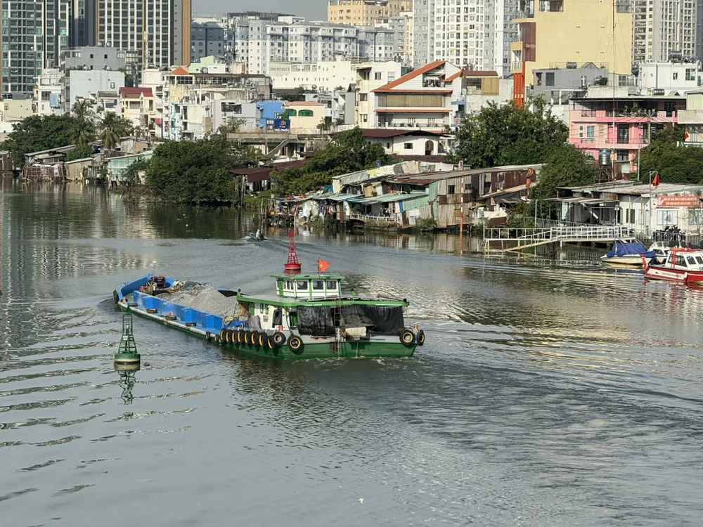 di dời nhà ven kênh.jpg