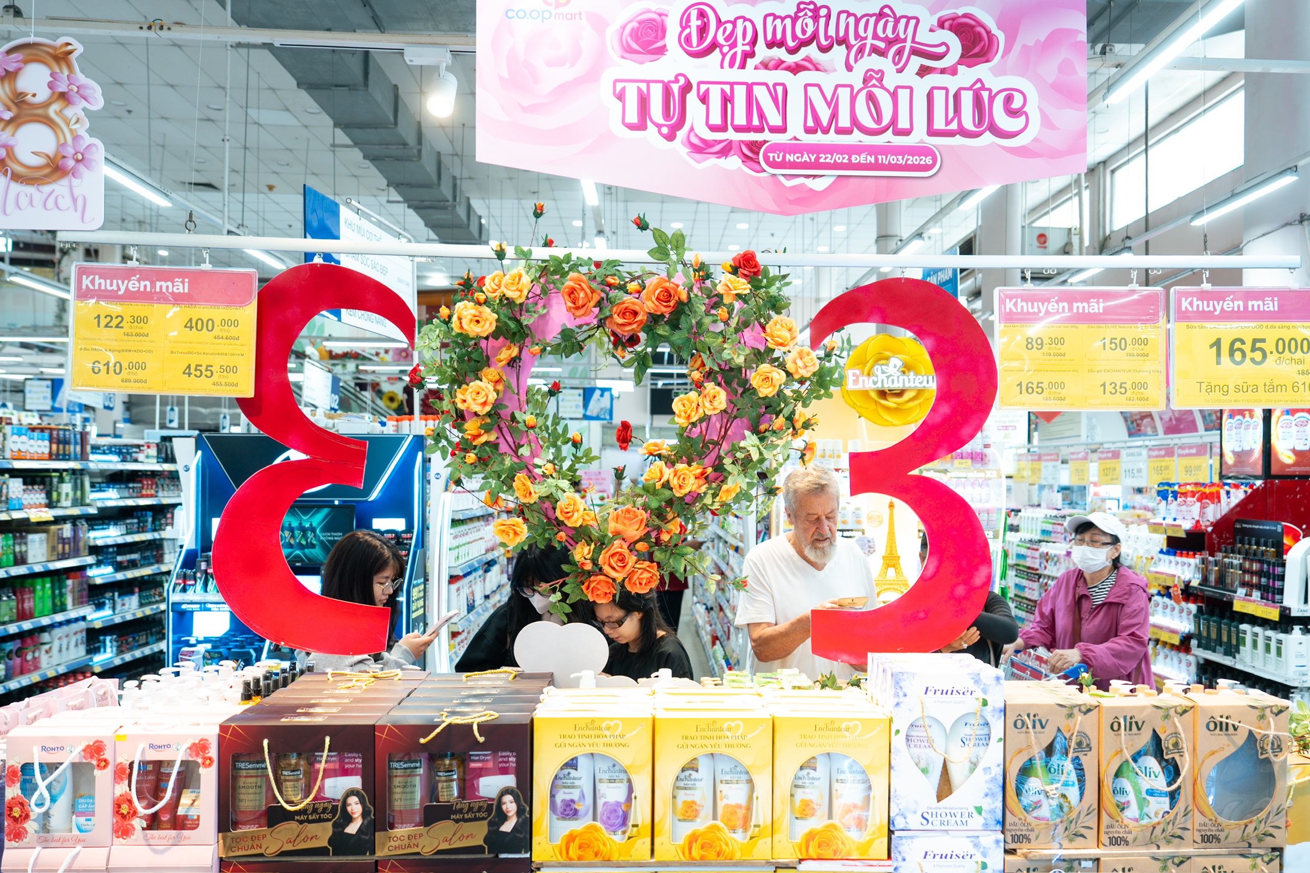 Đến siêu thị dịp 8-3: Trao món quà nhỏ, gửi lời yêu lớn - Ảnh 1.