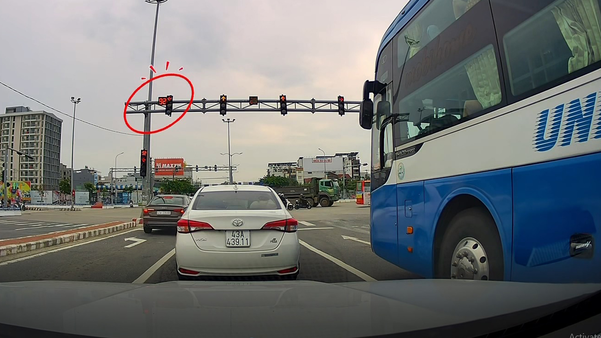 Đèn xanh đang gần 60 giây bất ngờ chuyển đỏ, ô tô con phanh 'cháy lốp' - Ảnh 1.